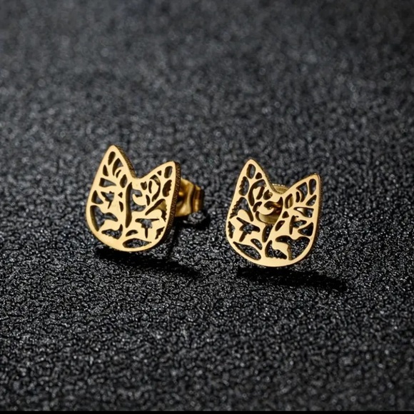 BOGO! Dainty Cat floral design stud Earrings in Color Gold - NEW Boutique - Picture 1 of 4